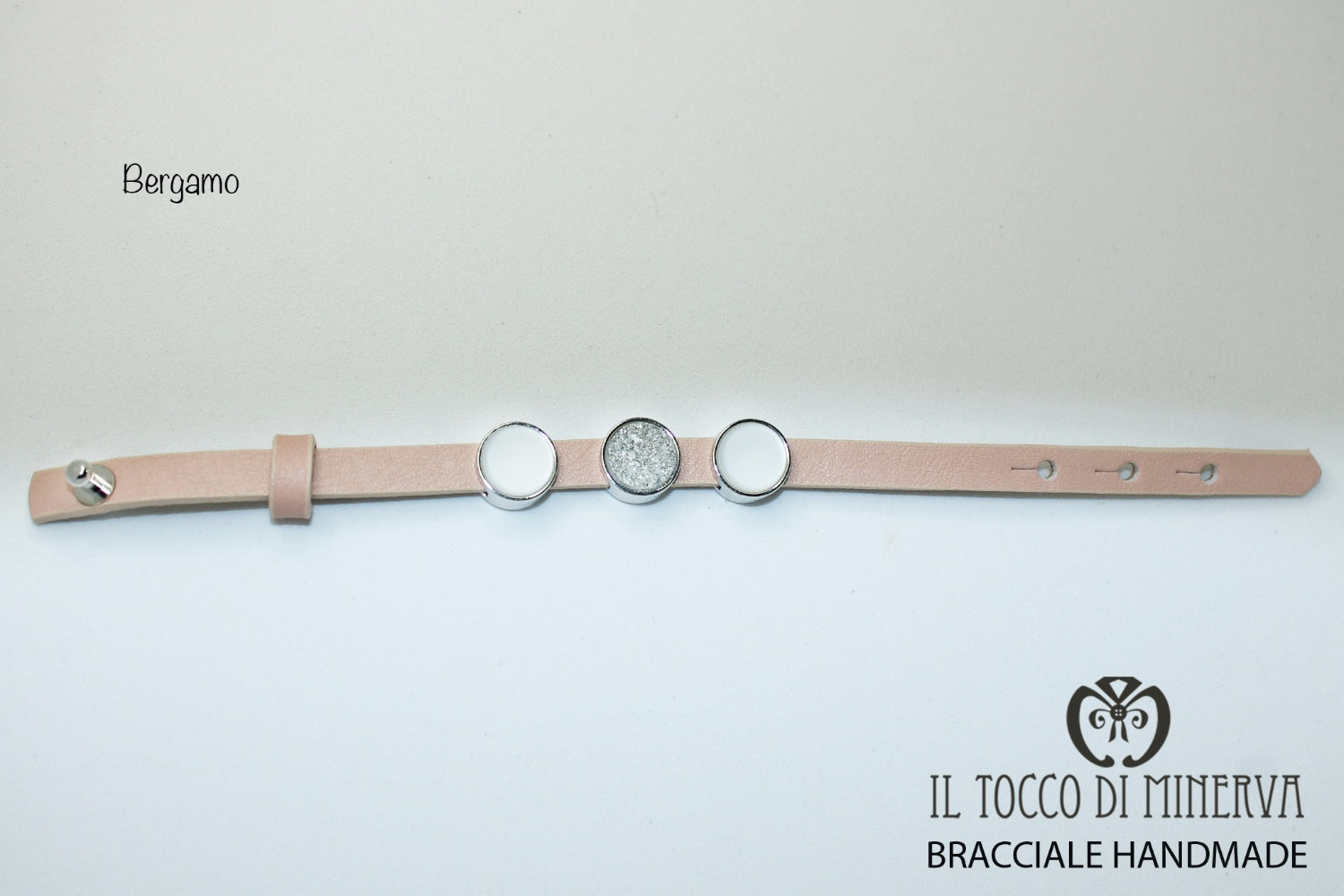 Bracciale unisex in pelle cipria con charms componibile Bergamo Realizzato a mano Handmade - Il Tocco di Minerva