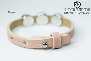 Bracciale unisex in pelle cipria con charms componibile Bergamo Realizzato a mano Handmade - Il Tocco di Minerva