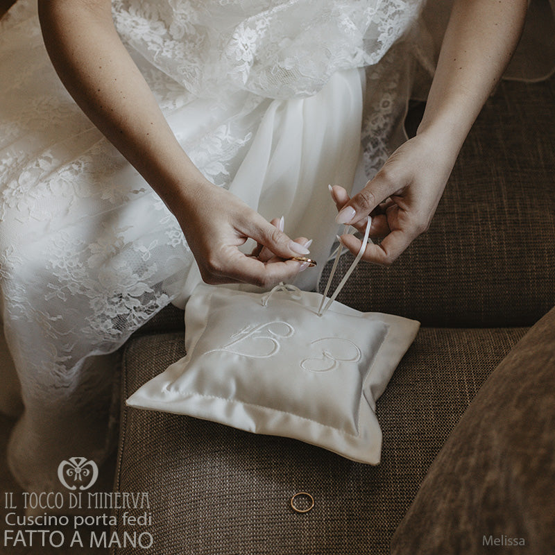 Cuscino porta fedi matrimoniale Melissa con iniziali nome - Fatto a mano - Il Tocco di Minerva