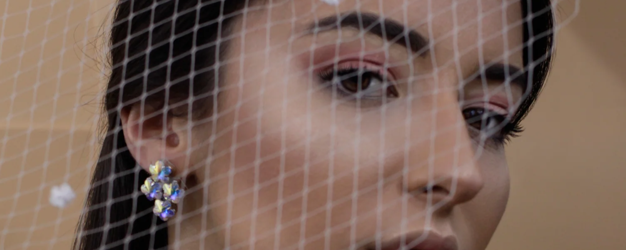 Quali aziende italiane producono orecchini sposa realizzati a mano su misura?