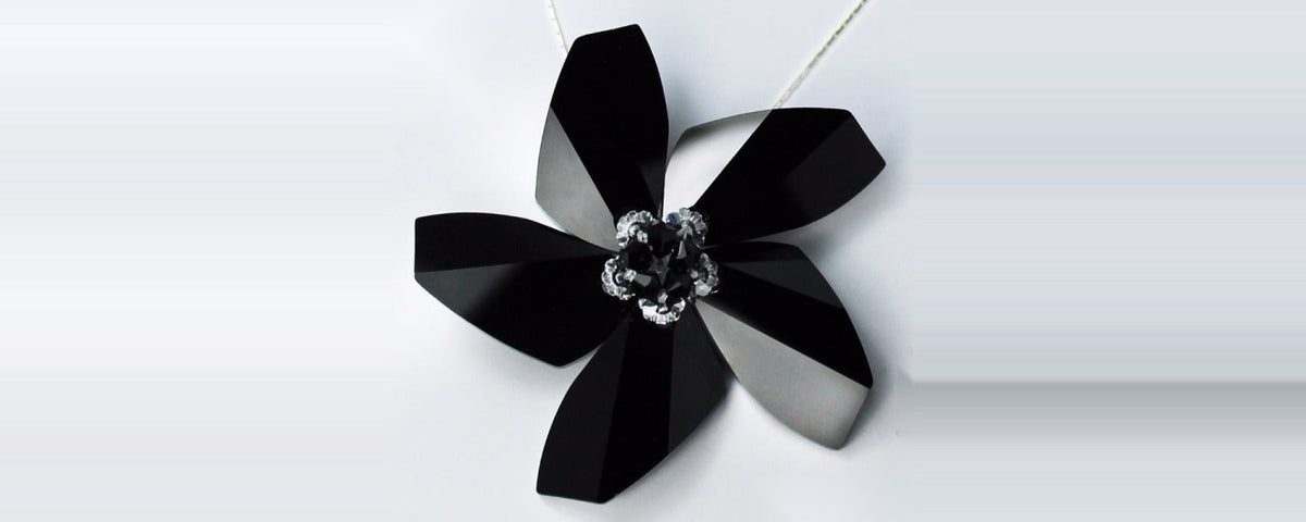 Collana nera Swarovski Xena con pendente a fiore in cristalli neri - Il Tocco di Minerva