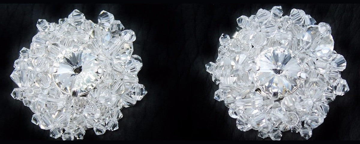 Orecchini sposa Swarovski Kim fatti a mano, cristallo centrale e corolla di cristalli trasparenti - Il Tocco di Minerva