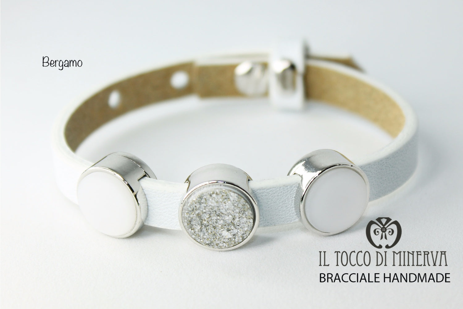 Bracciale unisex in pelle bianca con charms componibile Bergamo - Realizzato a mano – Handmade - Il Tocco di Minerva