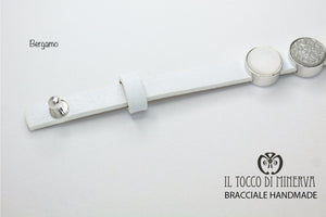 Bracciale unisex in pelle bianca con charms componibile Bergamo - Realizzato a mano – Handmade - Il Tocco di Minerva