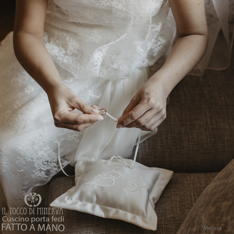 Cuscino porta fedi matrimoniale Melissa con iniziali nome - Fatto a mano - Il Tocco di Minerva