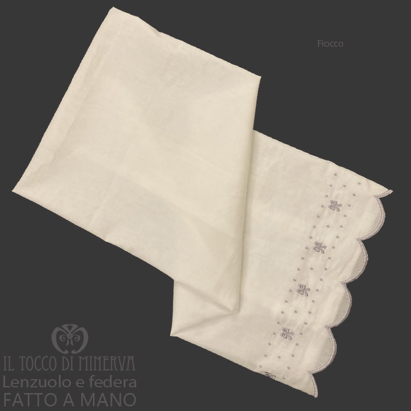 Lenzuolo con Federa neonato bianco ricamo fiocco - Fatto a Mano - Il Tocco di Minerva