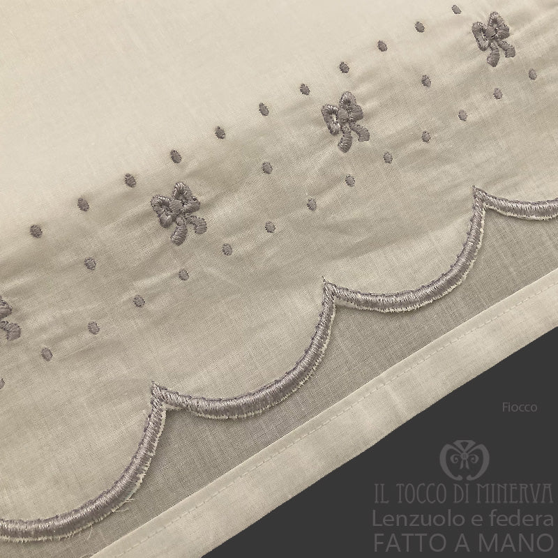 Lenzuolo con Federa neonato bianco ricamo fiocco - Fatto a Mano - Il Tocco di Minerva